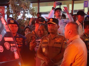 Kapolda Jatim Dampingi Menhub Tinjau Korban KMP Tunu Pratama Jaya