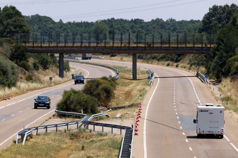 Kendaraan melaju di lokasi kecelakaan mobil di mana pemain sepak bola Liverpool asal Portugal Diogo Jota meninggal dalam kecelakaan mobil, dekat Zamora, di barat laut Spanyol, 3 Juli 2025. (REUTERS/Rita Franca)
