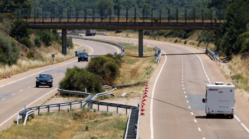 Kendaraan melaju di lokasi kecelakaan mobil di mana pemain sepak bola Liverpool asal Portugal Diogo Jota meninggal dalam kecelakaan mobil, dekat Zamora, di barat laut Spanyol, 3 Juli 2025. (REUTERS/Rita Franca)
