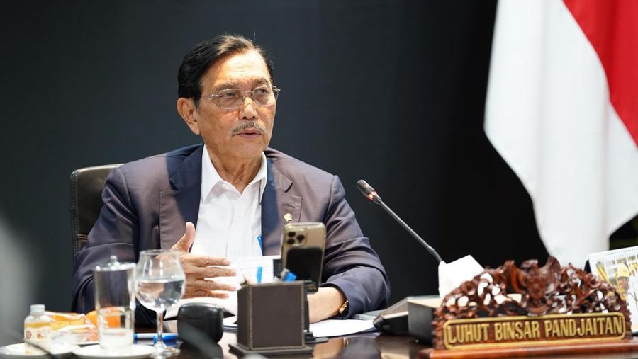 Ketua Dewan Ekonomi Nasional (DEN), Luhut Binsar Pandjaitan memimpin pertemuan strategis dengan jajaran Kementerian/Lembaga (K/L), hari ini, Jumat (4/7/2025), untuk meninjau kesiapan pilot project digitalisasi program bantuan sosial (bansos) yang akan segera diluncurkan. (Dok. Tim Media DEN)