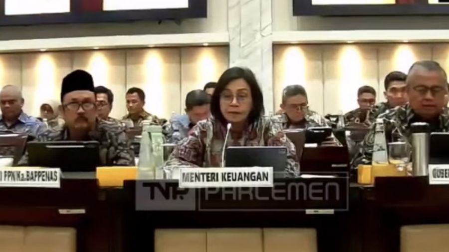 (Kiri-kanan) Menteri PPN/Bappenas, Rachmat Pambudy, Menteri Keuangan, Sri Mulyani Indrawati dan Gubernur Bank Indonesia, Perry Warjiyo dalam Rapat Kerja dengan Komisi XI DPR RI. (Tangkapan Layar Youtube/Komisi XI DPR RI Channel)
