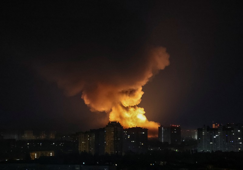 Ledakan pesawat tak berawak menerangi langit di atas kota selama serangan pesawat tak berawak dan rudal Rusia, di tengah serangan Rusia terhadap Ukraina, di Kyiv, Ukraina, 4 Juli 2025. Ledakan pesawat tak berawak menerangi langit di atas kota selama serangan pesawat tak berawak dan rudal Rusia, di tengah serangan Rusia terhadap Ukraina, di Kyiv, Ukraina, 4 Juli 2025. (REUTERS/Gleb Garanich)