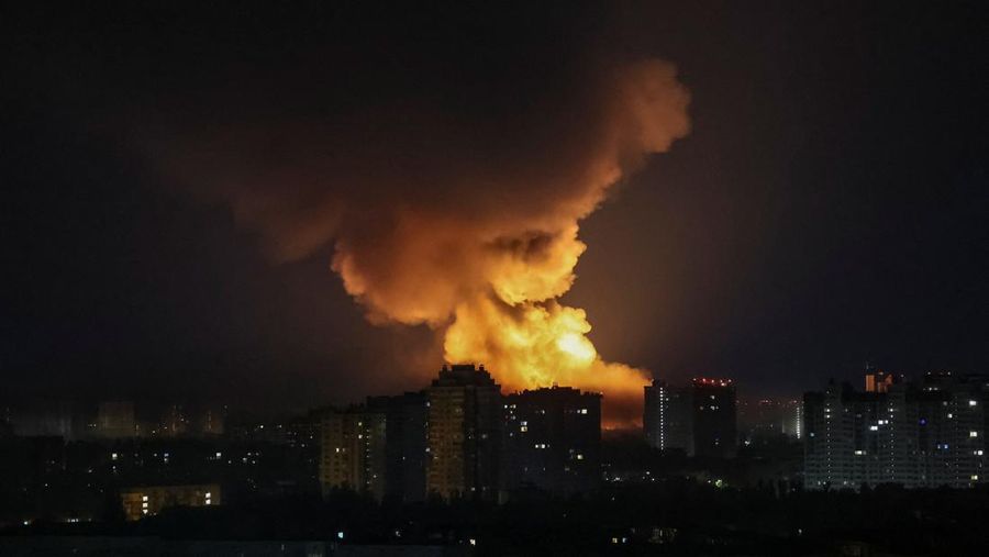 Ledakan pesawat tak berawak menerangi langit di atas kota selama serangan pesawat tak berawak dan rudal Rusia, di tengah serangan Rusia terhadap Ukraina, di Kyiv, Ukraina, 4 Juli 2025. (REUTERS/Gleb Garanich)