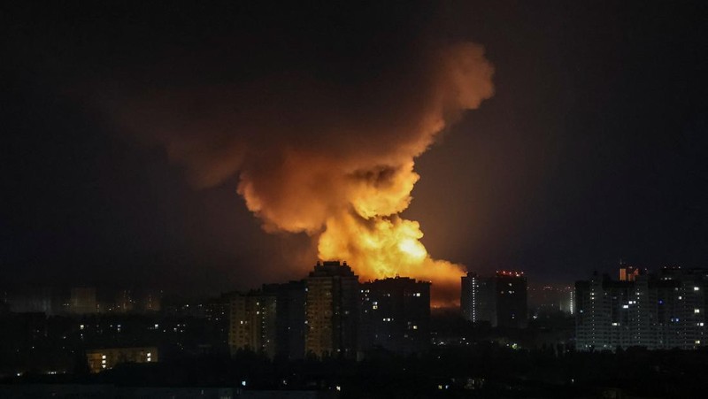 Ledakan pesawat tak berawak menerangi langit di atas kota selama serangan pesawat tak berawak dan rudal Rusia, di tengah serangan Rusia terhadap Ukraina, di Kyiv, Ukraina, 4 Juli 2025. (REUTERS/Gleb Garanich)