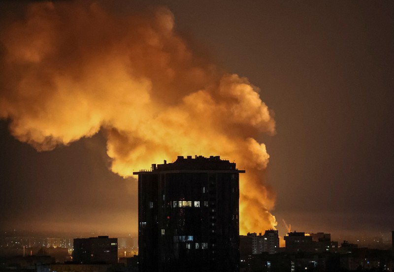 Ledakan pesawat tak berawak menerangi langit di atas kota selama serangan pesawat tak berawak dan rudal Rusia, di tengah serangan Rusia terhadap Ukraina, di Kyiv, Ukraina, 4 Juli 2025. (REUTERS/Gleb Garanich)