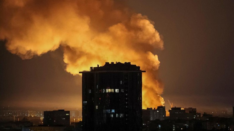 Ledakan pesawat tak berawak menerangi langit di atas kota selama serangan pesawat tak berawak dan rudal Rusia, di tengah serangan Rusia terhadap Ukraina, di Kyiv, Ukraina, 4 Juli 2025. (REUTERS/Gleb Garanich)