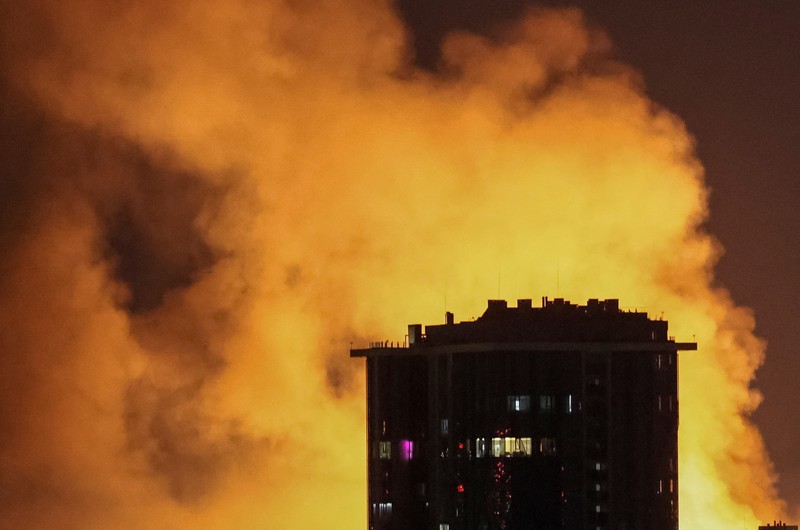 Ledakan pesawat tak berawak menerangi langit di atas kota selama serangan pesawat tak berawak dan rudal Rusia, di tengah serangan Rusia terhadap Ukraina, di Kyiv, Ukraina, 4 Juli 2025. (REUTERS/Gleb Garanich)