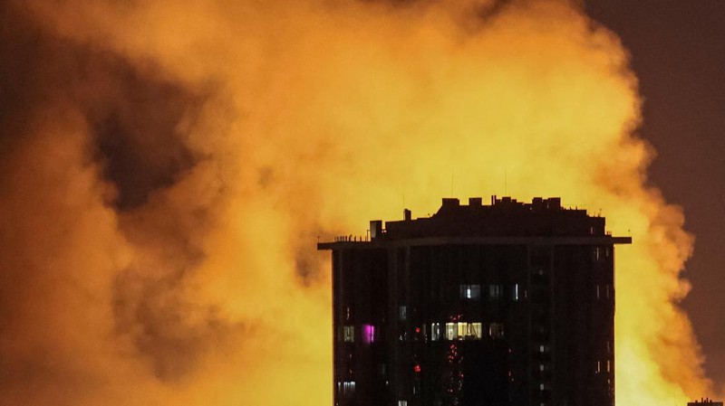 Ledakan pesawat tak berawak menerangi langit di atas kota selama serangan pesawat tak berawak dan rudal Rusia, di tengah serangan Rusia terhadap Ukraina, di Kyiv, Ukraina, 4 Juli 2025. (REUTERS/Gleb Garanich)