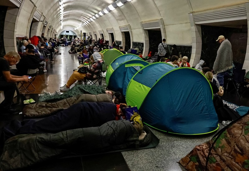 Ledakan pesawat tak berawak menerangi langit di atas kota selama serangan pesawat tak berawak dan rudal Rusia, di tengah serangan Rusia terhadap Ukraina, di Kyiv, Ukraina, 4 Juli 2025. (REUTERS/Gleb Garanich)
