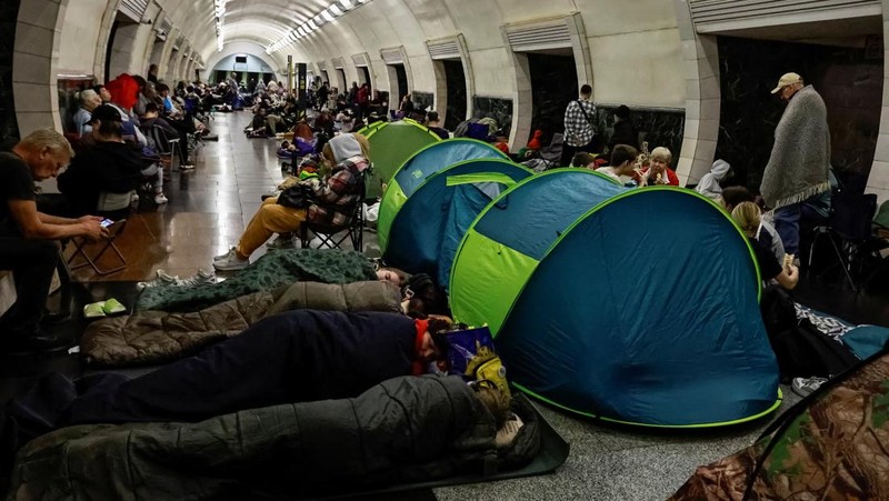 Ledakan pesawat tak berawak menerangi langit di atas kota selama serangan pesawat tak berawak dan rudal Rusia, di tengah serangan Rusia terhadap Ukraina, di Kyiv, Ukraina, 4 Juli 2025. (REUTERS/Gleb Garanich)