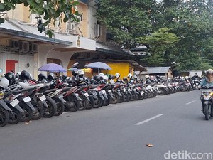 Ribuan Kendaraan Karyawan Pinjol Bikin Macet Jalan di Mataram