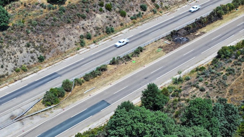 Kendaraan melaju di lokasi kecelakaan mobil di mana pemain sepak bola Liverpool asal Portugal Diogo Jota meninggal dalam kecelakaan mobil, dekat Zamora, di barat laut Spanyol, 3 Juli 2025. (REUTERS/Rita Franca)