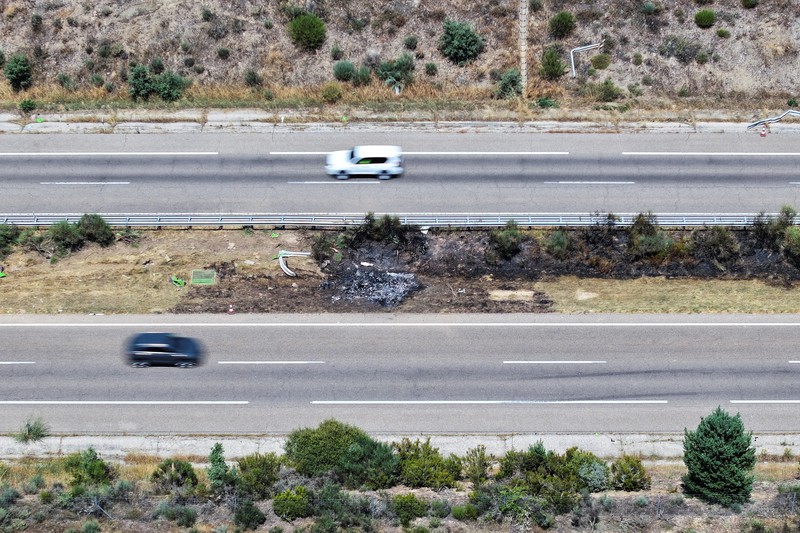 Kendaraan melaju di lokasi kecelakaan mobil di mana pemain sepak bola Liverpool asal Portugal Diogo Jota meninggal dalam kecelakaan mobil, dekat Zamora, di barat laut Spanyol, 3 Juli 2025. (REUTERS/Rita Franca)