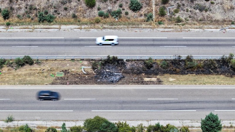 Kendaraan melaju di lokasi kecelakaan mobil di mana pemain sepak bola Liverpool asal Portugal Diogo Jota meninggal dalam kecelakaan mobil, dekat Zamora, di barat laut Spanyol, 3 Juli 2025. (REUTERS/Rita Franca)
