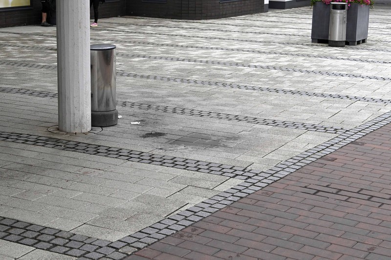 Anggota polisi berdiri di dekat area yang ditutup di luar pusat perbelanjaan Ratina, tempat beberapa orang ditikam di dekat pusat perbelanjaan, di Tampere, Finlandia, 3 Juli 2025. (Lehtikuva/Saara Peltola via REUTERS)