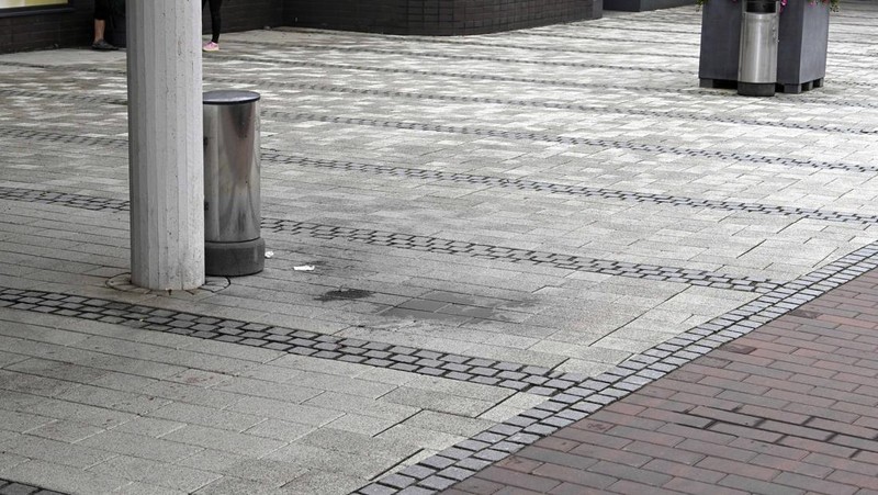 Anggota polisi berdiri di dekat area yang ditutup di luar pusat perbelanjaan Ratina, tempat beberapa orang ditikam di dekat pusat perbelanjaan, di Tampere, Finlandia, 3 Juli 2025. (Lehtikuva/Saara Peltola via REUTERS)