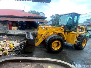 90 Ton Tumpukan Sampah di Pasar Gedebage Dibersihkan