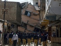 Gedung Runtuh Timpa Warga, 6 Orang Tewas-Banyak yang Masih Terjebak