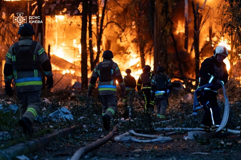 Ledakan pesawat tak berawak menerangi langit di atas kota selama serangan pesawat tak berawak dan rudal Rusia, di tengah serangan Rusia terhadap Ukraina, di Kyiv, Ukraina, 4 Juli 2025. (REUTERS/Gleb Garanich)