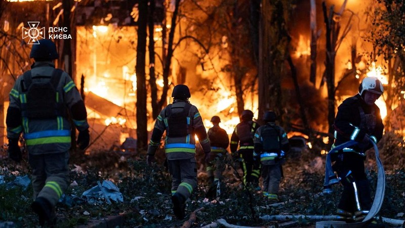 Ledakan pesawat tak berawak menerangi langit di atas kota selama serangan pesawat tak berawak dan rudal Rusia, di tengah serangan Rusia terhadap Ukraina, di Kyiv, Ukraina, 4 Juli 2025. (REUTERS/Gleb Garanich)