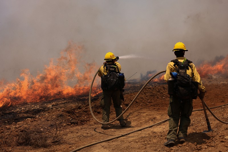 Kolom asap mengepul dari Kebakaran Madre dekat New Cuyama, California, AS, 3 Juli 2025. (REUTERS/David Swanson)