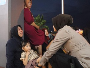 Polresta Banyuwangi Trauma Healing Keluarga Korban KMP Tunu Pratama Jaya