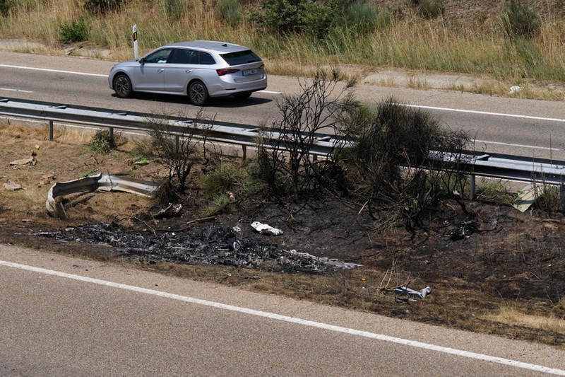 Kendaraan melaju di lokasi kecelakaan mobil di mana pemain sepak bola Liverpool asal Portugal Diogo Jota meninggal dalam kecelakaan mobil, dekat Zamora, di barat laut Spanyol, 3 Juli 2025. (REUTERS/Rita Franca)