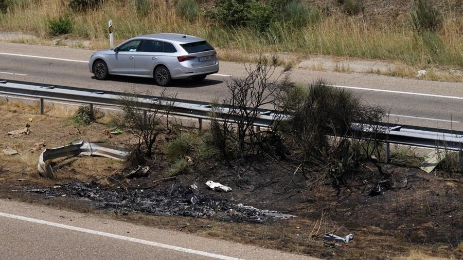 Kendaraan melaju di lokasi kecelakaan mobil di mana pemain sepak bola Liverpool asal Portugal Diogo Jota meninggal dalam kecelakaan mobil, dekat Zamora, di barat laut Spanyol, 3 Juli 2025. (REUTERS/Rita Franca)
