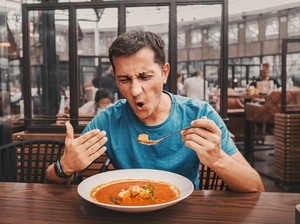 Curi Bekal Makan Siang Rekan Kerja, Pria Ini Kena Karma