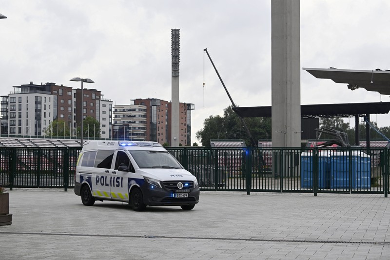 Anggota polisi berdiri di dekat area yang ditutup di luar pusat perbelanjaan Ratina, tempat beberapa orang ditikam di dekat pusat perbelanjaan, di Tampere, Finlandia, 3 Juli 2025. (Lehtikuva/Saara Peltola via REUTERS)