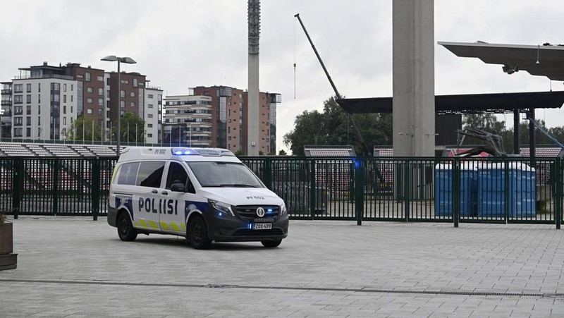 Anggota polisi berdiri di dekat area yang ditutup di luar pusat perbelanjaan Ratina, tempat beberapa orang ditikam di dekat pusat perbelanjaan, di Tampere, Finlandia, 3 Juli 2025. (Lehtikuva/Saara Peltola via REUTERS)