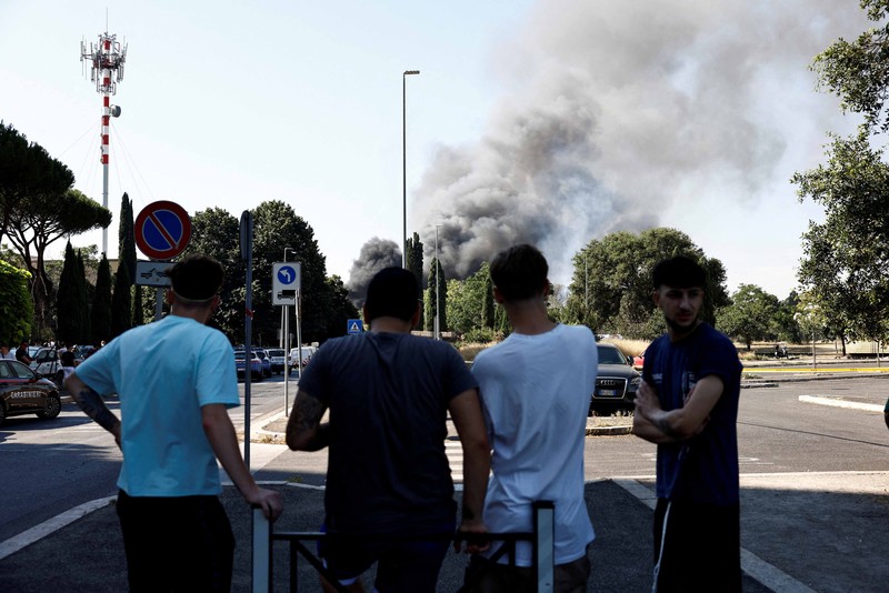 Sebuah ledakan besar saat pengisian bahan bakar di sebuah pom bensin di pinggiran kota Roma, Italia, Jumat (4/7/2025). Kejadian ini melukai sedikitnya 10 orang. (Vigili del Fuoco/Handout via REUTERS) Sebuah ledakan besar saat pengisian bahan bakar di sebuah pom bensin di pinggiran kota Roma, Italia, Jumat (4/7/2025). Kejadian ini melukai sedikitnya 10 orang. (Vigili del Fuoco/Handout via REUTERS)
