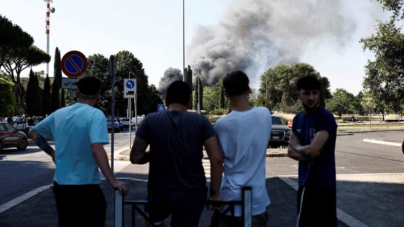 Sebuah ledakan besar saat pengisian bahan bakar di sebuah pom bensin di pinggiran kota Roma, Italia, Jumat (4/7/2025). Kejadian ini melukai sedikitnya 10 orang. (Vigili del Fuoco/Handout via REUTERS)