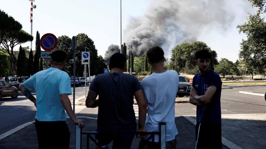 Sebuah ledakan besar saat pengisian bahan bakar di sebuah pom bensin di pinggiran kota Roma, Italia, Jumat (4/7/2025). Kejadian ini melukai sedikitnya 10 orang. (Vigili del Fuoco/Handout via REUTERS) Sebuah ledakan besar saat pengisian bahan bakar di sebuah pom bensin di pinggiran kota Roma, Italia, Jumat (4/7/2025). Kejadian ini melukai sedikitnya 10 orang. (Vigili del Fuoco/Handout via REUTERS)