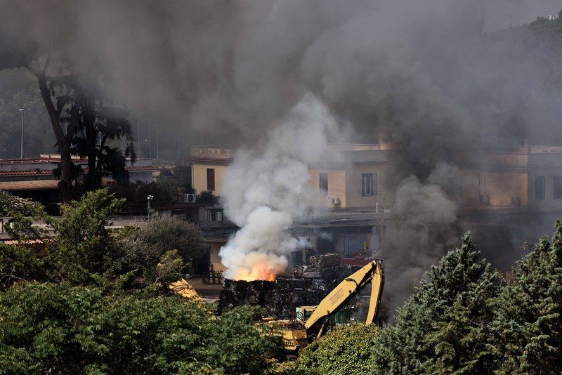 Sebuah ledakan besar saat pengisian bahan bakar di sebuah pom bensin di pinggiran kota Roma, Italia, Jumat (4/7/2025). Kejadian ini melukai sedikitnya 10 orang. (Vigili del Fuoco/Handout via REUTERS) Sebuah ledakan besar saat pengisian bahan bakar di sebuah pom bensin di pinggiran kota Roma, Italia, Jumat (4/7/2025). Kejadian ini melukai sedikitnya 10 orang. (Vigili del Fuoco/Handout via REUTERS)