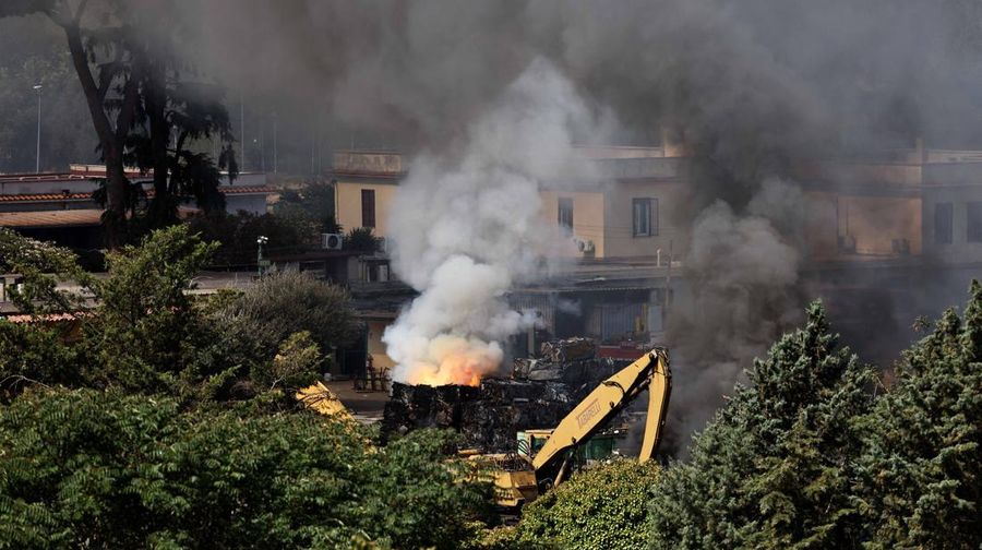 Sebuah ledakan besar saat pengisian bahan bakar di sebuah pom bensin di pinggiran kota Roma, Italia, Jumat (4/7/2025). Kejadian ini melukai sedikitnya 10 orang. (Vigili del Fuoco/Handout via REUTERS)