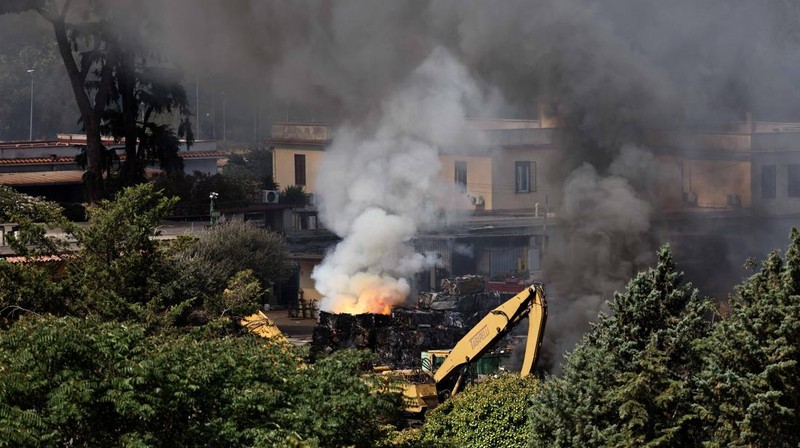 Sebuah ledakan besar saat pengisian bahan bakar di sebuah pom bensin di pinggiran kota Roma, Italia, Jumat (4/7/2025). Kejadian ini melukai sedikitnya 10 orang. (Vigili del Fuoco/Handout via REUTERS)