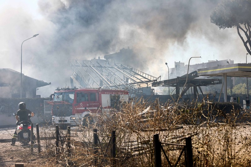 Sebuah ledakan besar saat pengisian bahan bakar di sebuah pom bensin di pinggiran kota Roma, Italia, Jumat (4/7/2025). Kejadian ini melukai sedikitnya 10 orang. (Vigili del Fuoco/Handout via REUTERS) Sebuah ledakan besar saat pengisian bahan bakar di sebuah pom bensin di pinggiran kota Roma, Italia, Jumat (4/7/2025). Kejadian ini melukai sedikitnya 10 orang. (Vigili del Fuoco/Handout via REUTERS)