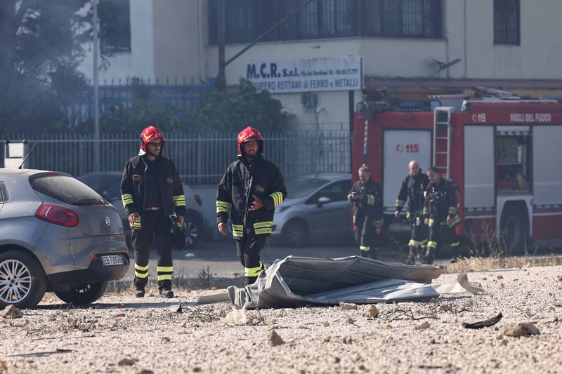 Sebuah ledakan besar saat pengisian bahan bakar di sebuah pom bensin di pinggiran kota Roma, Italia, Jumat (4/7/2025). Kejadian ini melukai sedikitnya 10 orang. (Vigili del Fuoco/Handout via REUTERS)