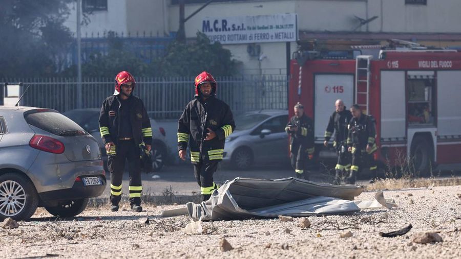 Sebuah ledakan besar saat pengisian bahan bakar di sebuah pom bensin di pinggiran kota Roma, Italia, Jumat (4/7/2025). Kejadian ini melukai sedikitnya 10 orang. (Vigili del Fuoco/Handout via REUTERS)