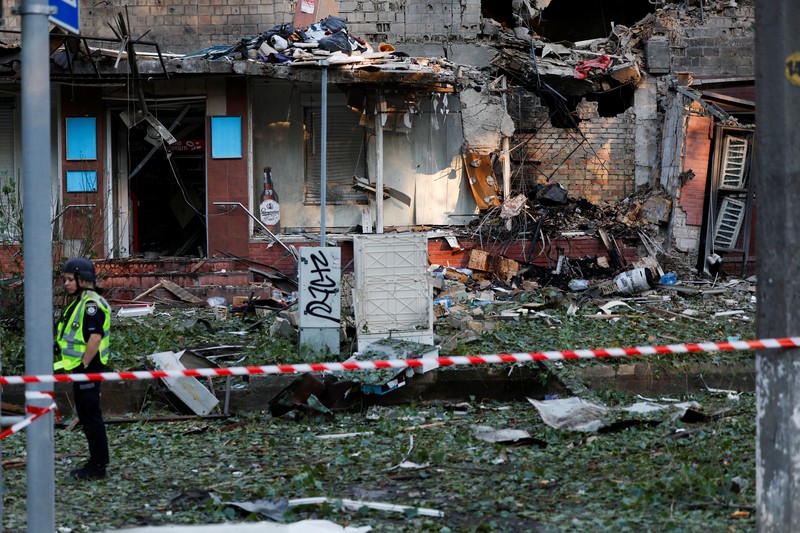 Ledakan pesawat tak berawak menerangi langit di atas kota selama serangan pesawat tak berawak dan rudal Rusia, di tengah serangan Rusia terhadap Ukraina, di Kyiv, Ukraina, 4 Juli 2025. Ledakan pesawat tak berawak menerangi langit di atas kota selama serangan pesawat tak berawak dan rudal Rusia, di tengah serangan Rusia terhadap Ukraina, di Kyiv, Ukraina, 4 Juli 2025. (REUTERS/Gleb Garanich)