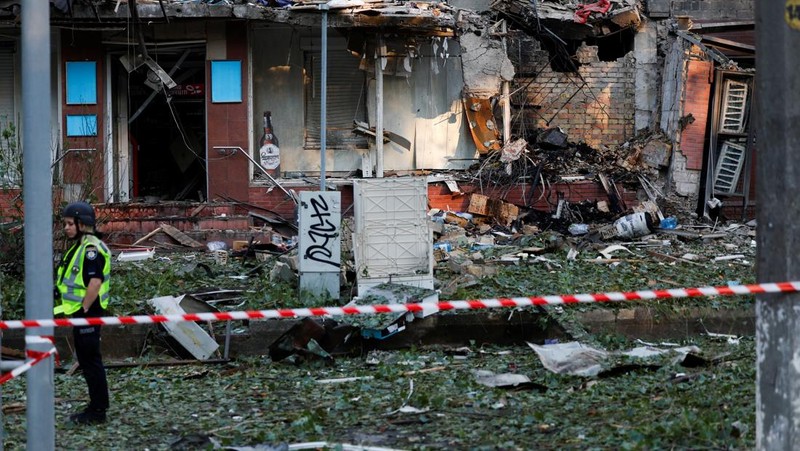 Ledakan pesawat tak berawak menerangi langit di atas kota selama serangan pesawat tak berawak dan rudal Rusia, di tengah serangan Rusia terhadap Ukraina, di Kyiv, Ukraina, 4 Juli 2025. (REUTERS/Gleb Garanich)