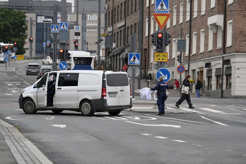 Anggota polisi berdiri di dekat area yang ditutup di luar pusat perbelanjaan Ratina, tempat beberapa orang ditikam di dekat pusat perbelanjaan, di Tampere, Finlandia, 3 Juli 2025. (Lehtikuva/Saara Peltola via REUTERS)