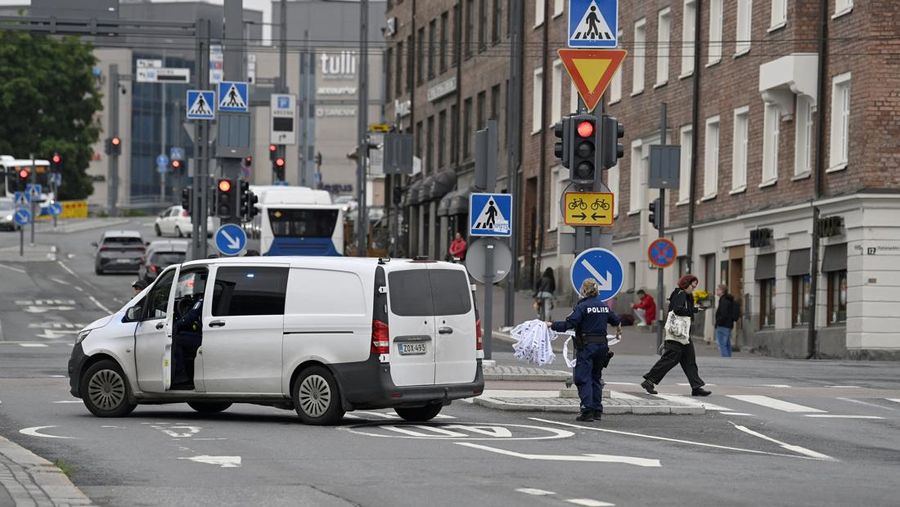 Anggota polisi berdiri di dekat area yang ditutup di luar pusat perbelanjaan Ratina, tempat beberapa orang ditikam di dekat pusat perbelanjaan, di Tampere, Finlandia, 3 Juli 2025. (Lehtikuva/Saara Peltola via REUTERS)