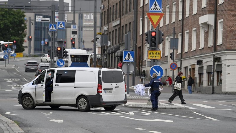 Anggota polisi berdiri di dekat area yang ditutup di luar pusat perbelanjaan Ratina, tempat beberapa orang ditikam di dekat pusat perbelanjaan, di Tampere, Finlandia, 3 Juli 2025. (Lehtikuva/Saara Peltola via REUTERS)