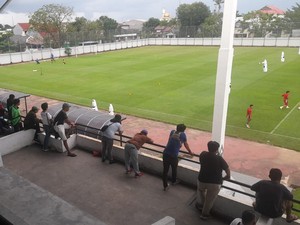 PSM Makassar Gelar Latihan Perdana di Stadion Kalegowa, Suporter Antusias