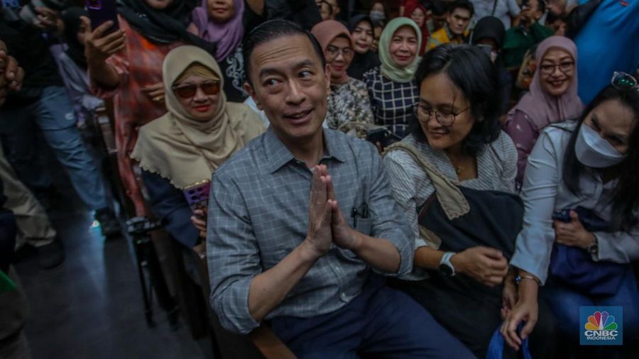 Terdakwa kasus Importasi gula sekaligus Mantan Menteri Perdagangan Thomas Trikasih Lembong alias Tom Lembong saat menjalani sidang dengan agenda pembacaan tuntutan di Pengadilan Tipikor, Jakarta, Jumat (4/7/2025). (CNBC Indonesia/Faisal Rahman) Terdakwa kasus Importasi gula sekaligus Mantan Menteri Perdagangan Thomas Trikasih Lembong alias Tom Lembong saat menjalani sidang dengan agenda pembacaan tuntutan di Pengadilan Tipikor, Jakarta, Jumat (4/7/2025). (CNBC Indonesia/Faisal Rahman)