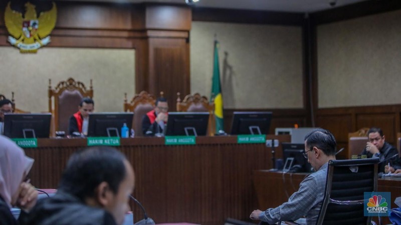 Terdakwa kasus Importasi gula sekaligus Mantan Menteri Perdagangan Thomas Trikasih Lembong alias Tom Lembong saat menjalani sidang dengan agenda pembacaan tuntutan di Pengadilan Tipikor, Jakarta, Jumat (4/7/2025). (CNBC Indonesia/Faisal Rahman)