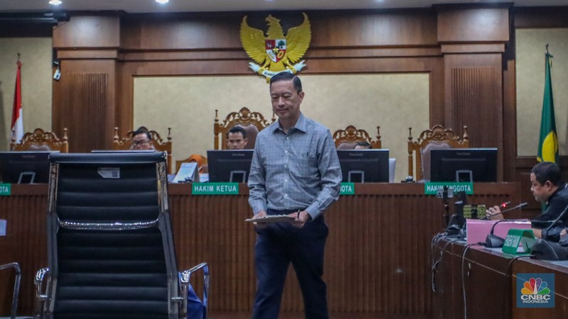 Terdakwa kasus Importasi gula sekaligus Mantan Menteri Perdagangan Thomas Trikasih Lembong alias Tom Lembong saat menjalani sidang dengan agenda pembacaan tuntutan di Pengadilan Tipikor, Jakarta, Jumat (4/7/2025). (CNBC Indonesia/Faisal Rahman) Terdakwa kasus Importasi gula sekaligus Mantan Menteri Perdagangan Thomas Trikasih Lembong alias Tom Lembong saat menjalani sidang dengan agenda pembacaan tuntutan di Pengadilan Tipikor, Jakarta, Jumat (4/7/2025). (CNBC Indonesia/Faisal Rahman)