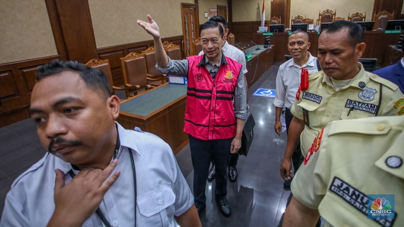 Terdakwa kasus Importasi gula sekaligus Mantan Menteri Perdagangan Thomas Trikasih Lembong alias Tom Lembong saat menjalani sidang dengan agenda pembacaan tuntutan di Pengadilan Tipikor, Jakarta, Jumat (4/7/2025). (CNBC Indonesia/Faisal Rahman)